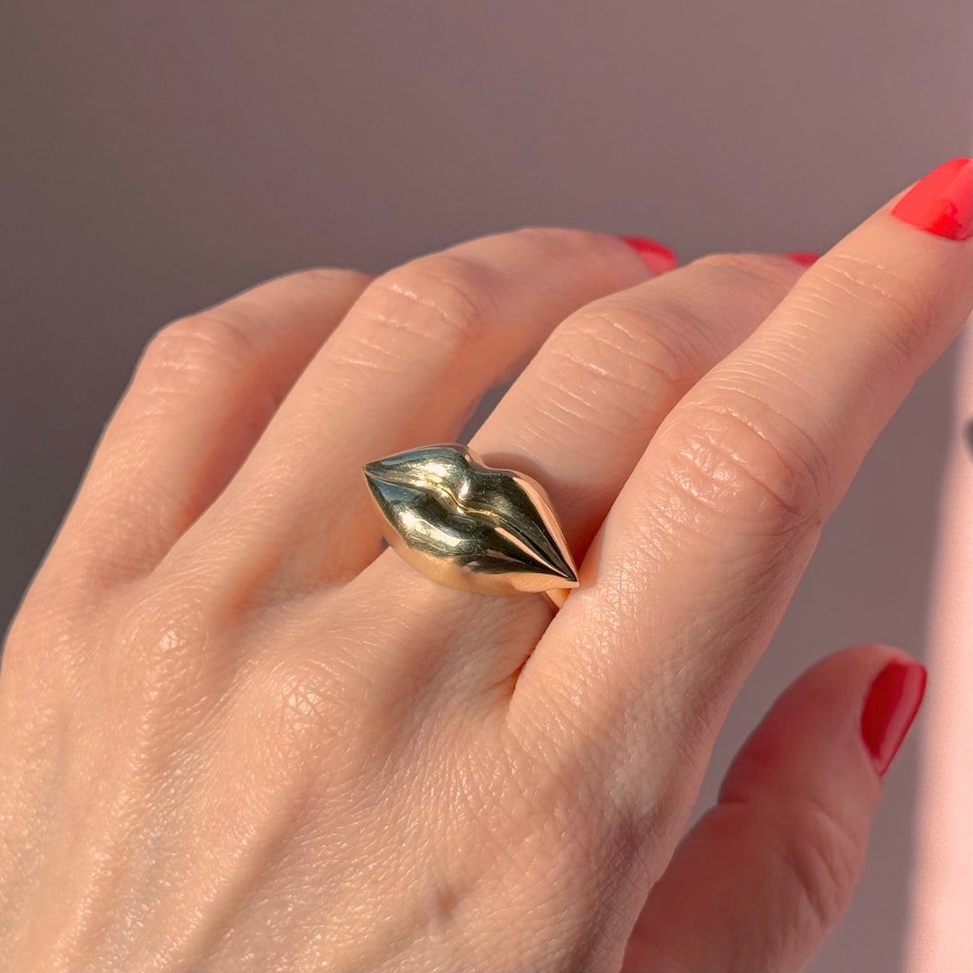 Mega Kiss Ring