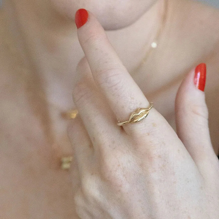 model wearing ring zoomed in on finger